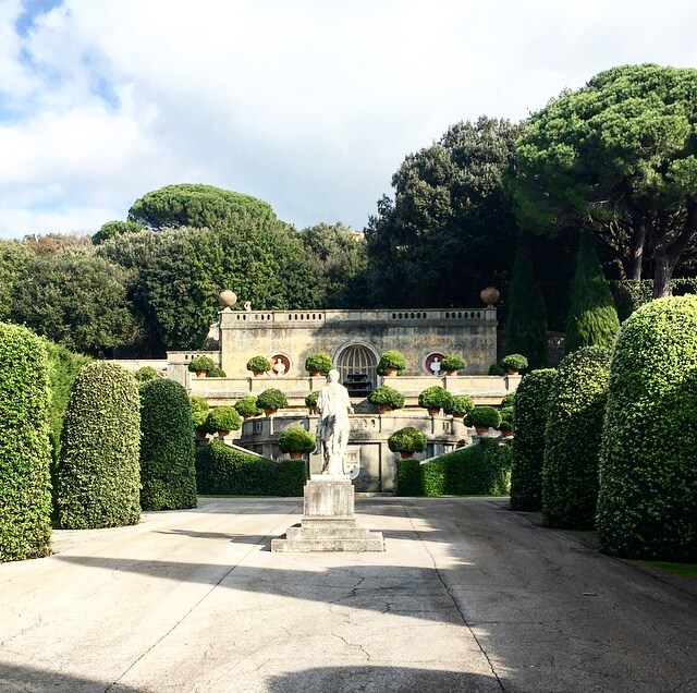 Vistas de los Giardino Barberini (jardines Barberini), que se pueden visitar junto al Palazzo Pontificio en Castel Gandolfo.