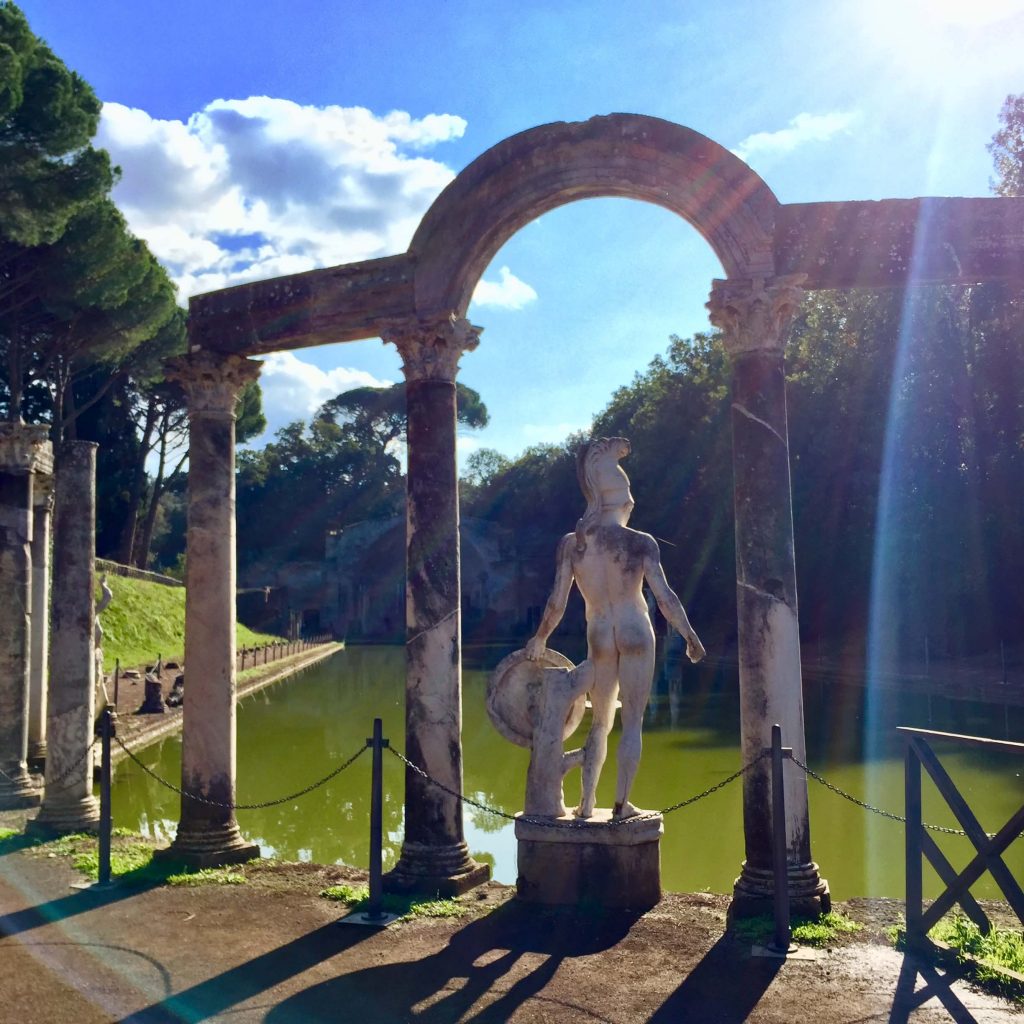 Antiguas ruinas en la Villa Adriana.