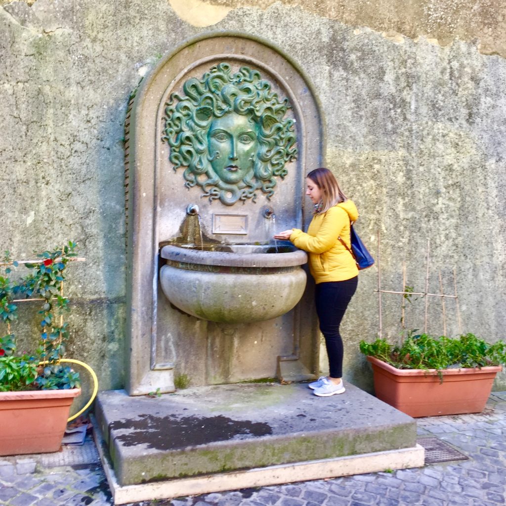 Fuente de cabeza de medusa en el pueblo de Nemi.