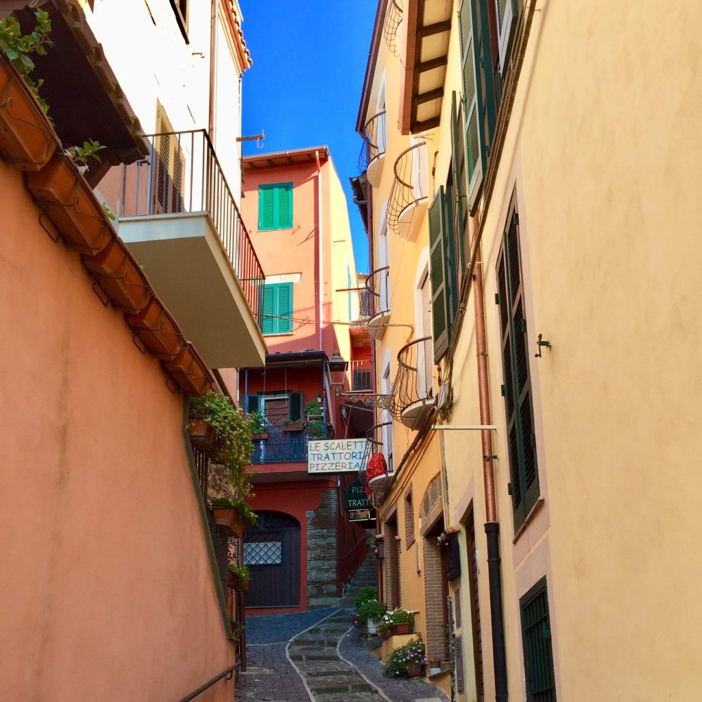 Pintorescas calles en el pueblo de Nemi.