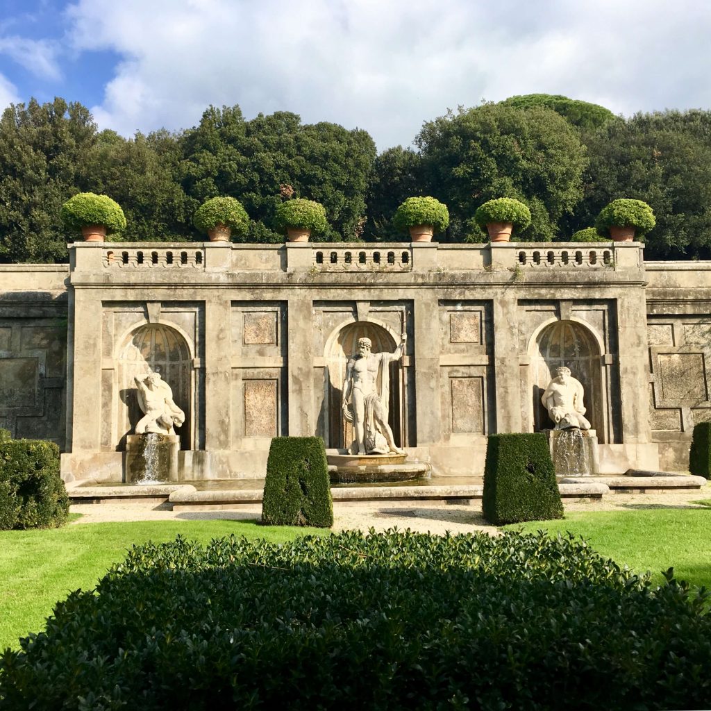 Vistas de los Giardino Barberini (jardines Barberini), que se pueden visitar junto al Palazzo Pontificio en Castel Gandolfo.