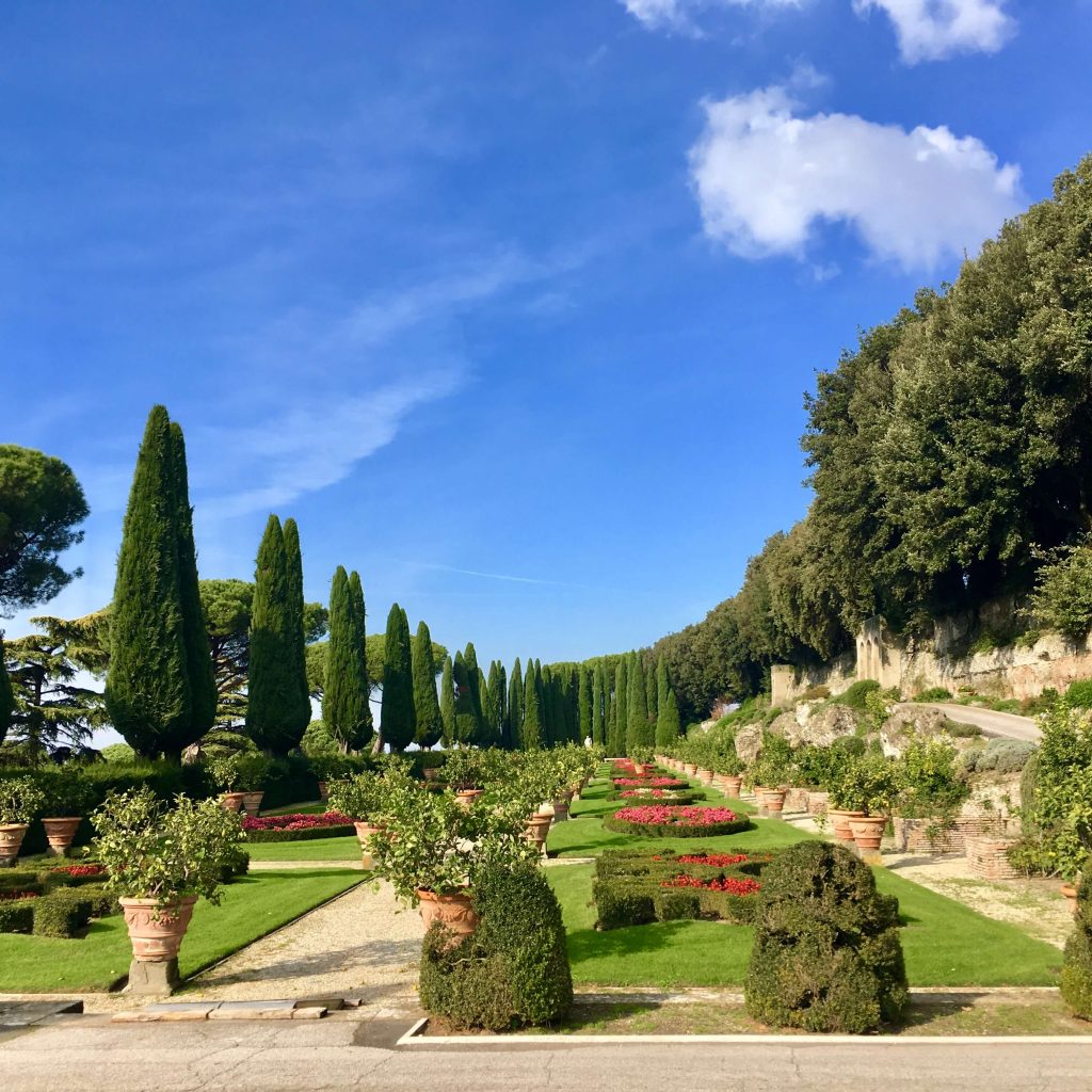 Vistas de los Giardino Barberini (jardines Barberini), que se pueden visitar junto al Palazzo Pontificio en Castel Gandolfo.