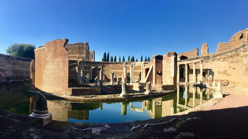 Antiguas ruinas en la Villa Adriana.