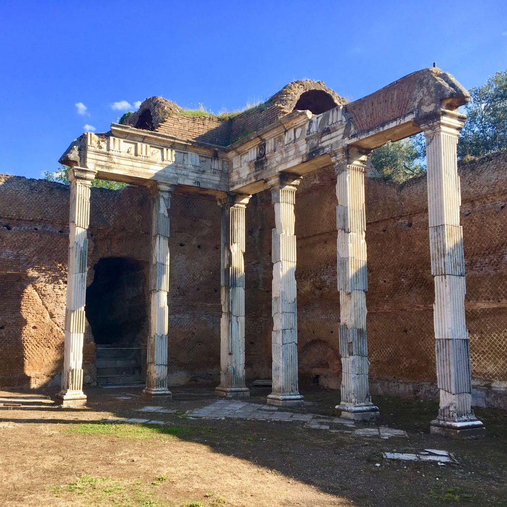 Antiguas ruinas en la Villa Adriana.