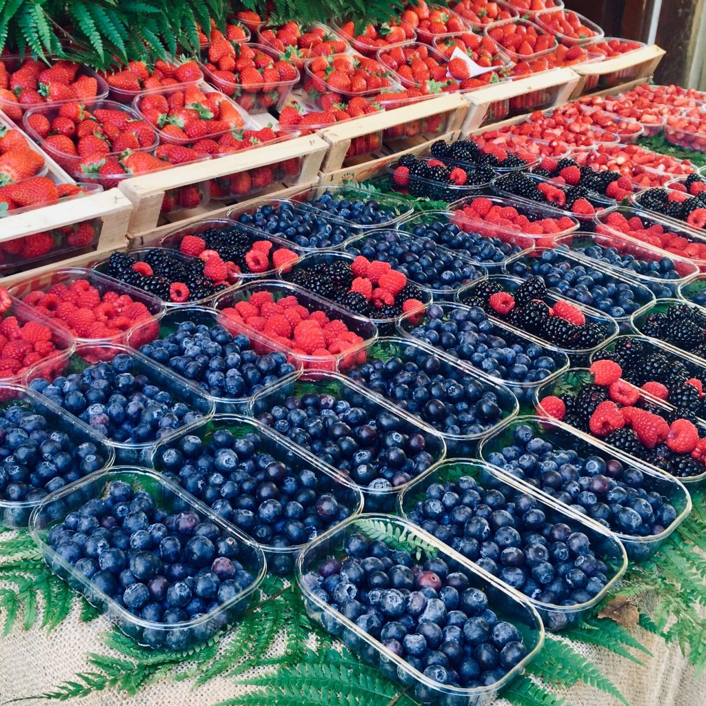 Además de fresas se cultivan otras bayas como moras o arándanos todas muy ricas y dulces.