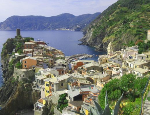 Vistas desde el pueblo de Vernazza, al fondo Monterroso al Mare.