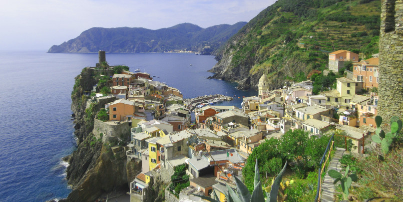 Vistas desde el pueblo de Vernazza, al fondo Monterroso al Mare.