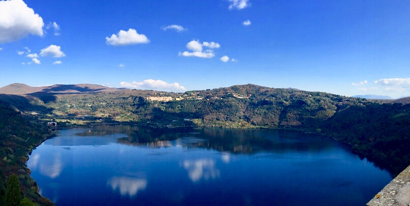 Vistas al Lago di Nemi, en los Castelli Romani.