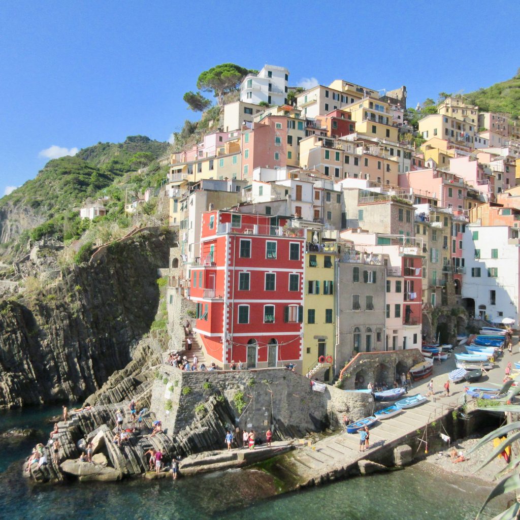 Vistas de Riomaggiore desde el mar, en Cinque Terre.