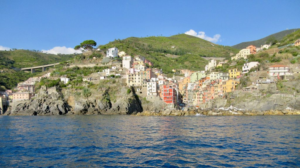 Vistas de Riomaggiore desde el mar, en Cinque Terre.