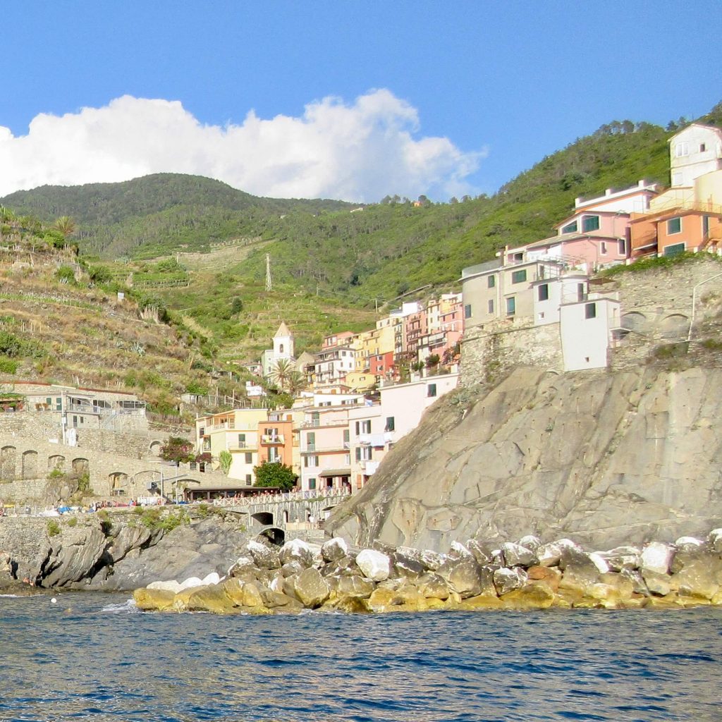 Vistas de Manarola desde el mar, en Cinque Terre.