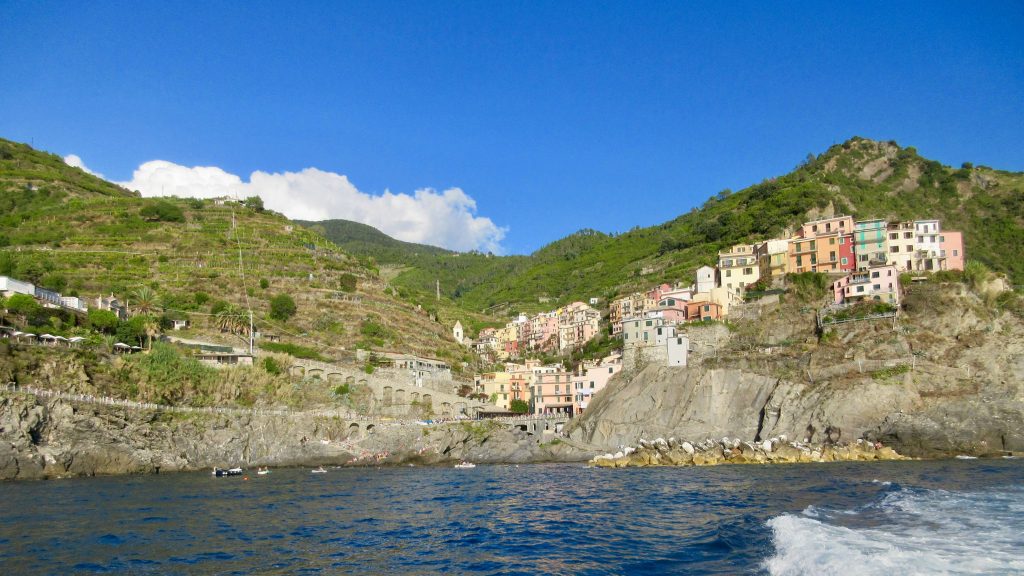 Vistas de Manarola desde el mar, en Cinque Terre.