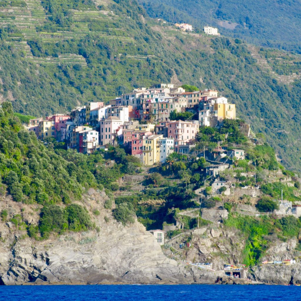 Vistas de Corniglia desde el mar, en Cinque Terre.