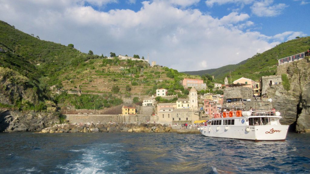 Vistas del pueblo de Vernazza desde el mar, en Cinque Terre.