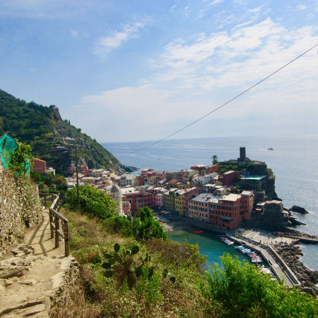 Vistas de Vernazza desde el sendero que conduce a Monterosso al Mare, otro pueblo de los Cinque Terre.