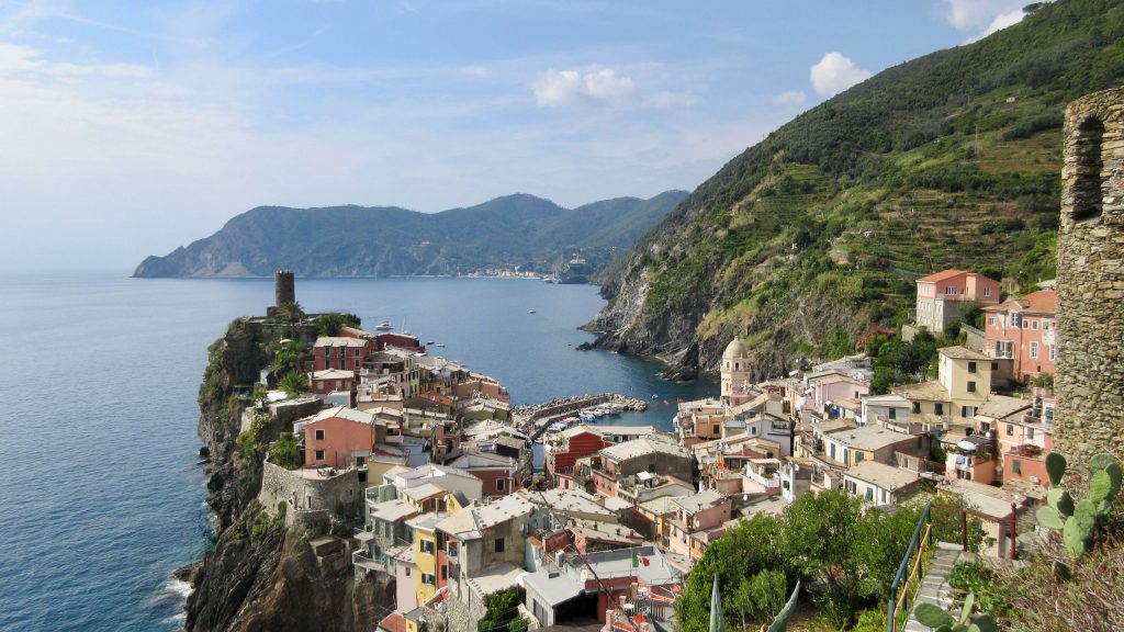 Vistas de Vernazza desde el sendero que conduce a Corniglia, al fondo Monterosso al Mare, otro pueblo de los Cinque Terre.