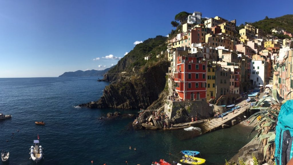 Vistas de Riomaggiore desde el mar, en Cinque Terre.