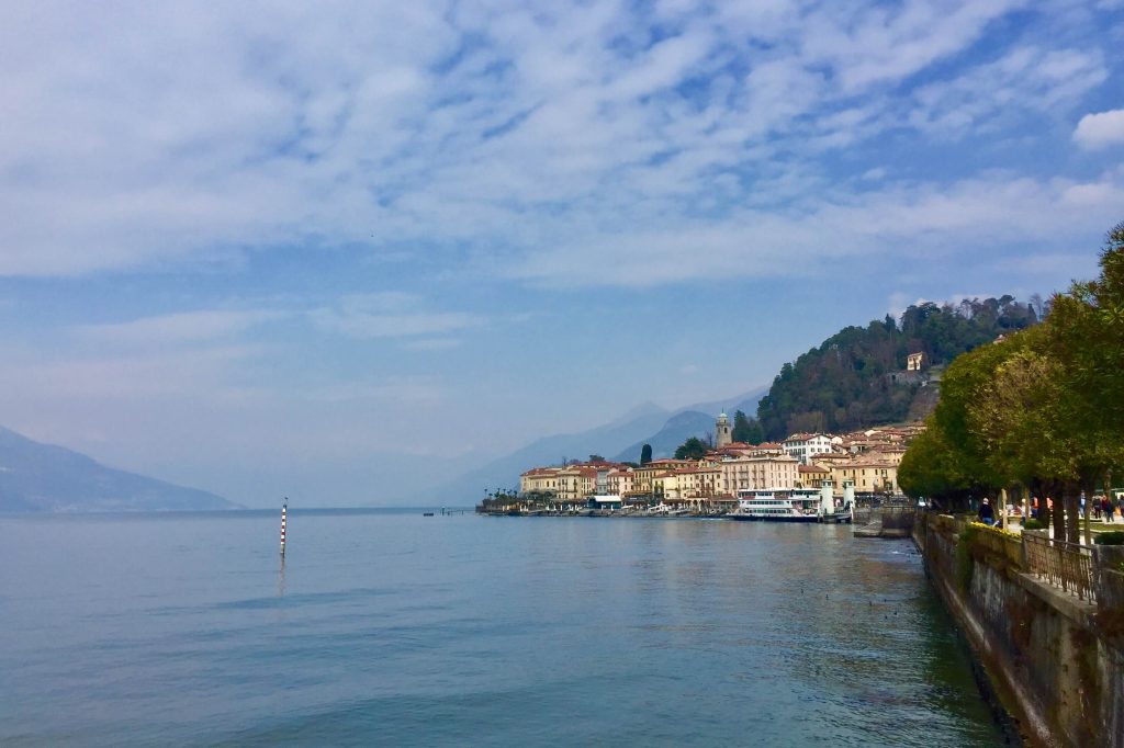 Vistas desde el Ferry llegando a Bellagio.