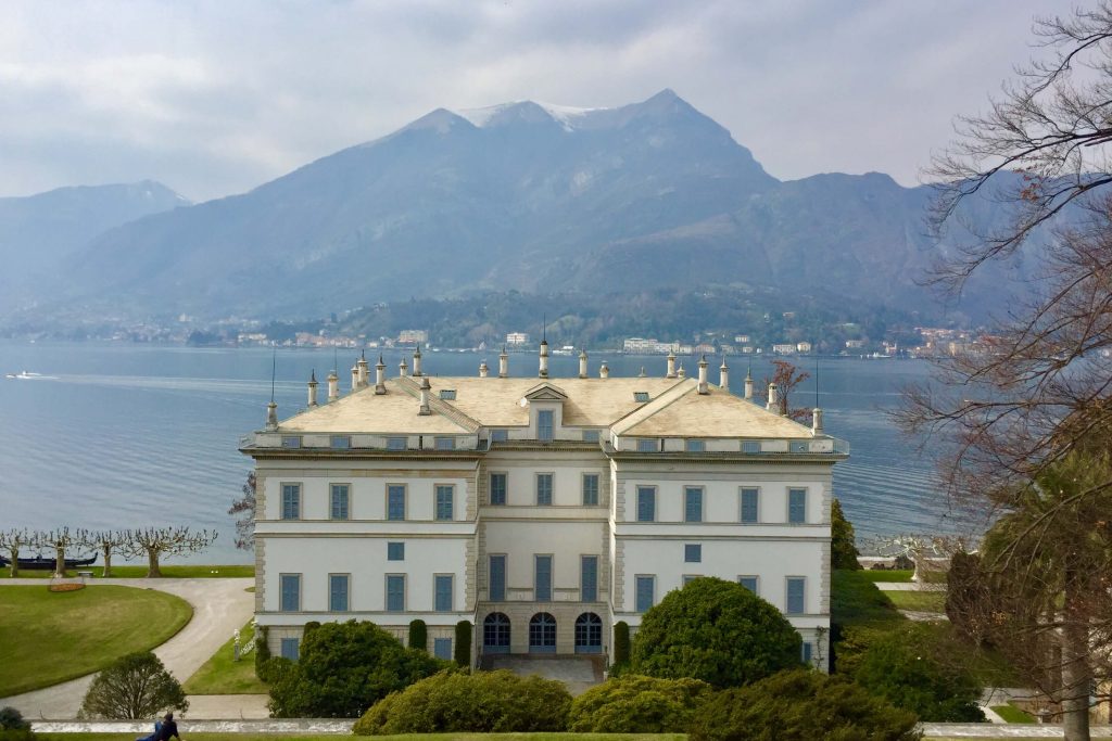 Vistas del edificio principal desde los jardines de Villa Melzi, en Bellagio.