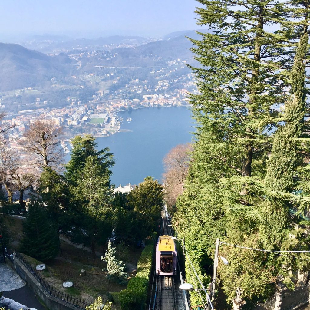 El funicular que sube desde Como a Brunate